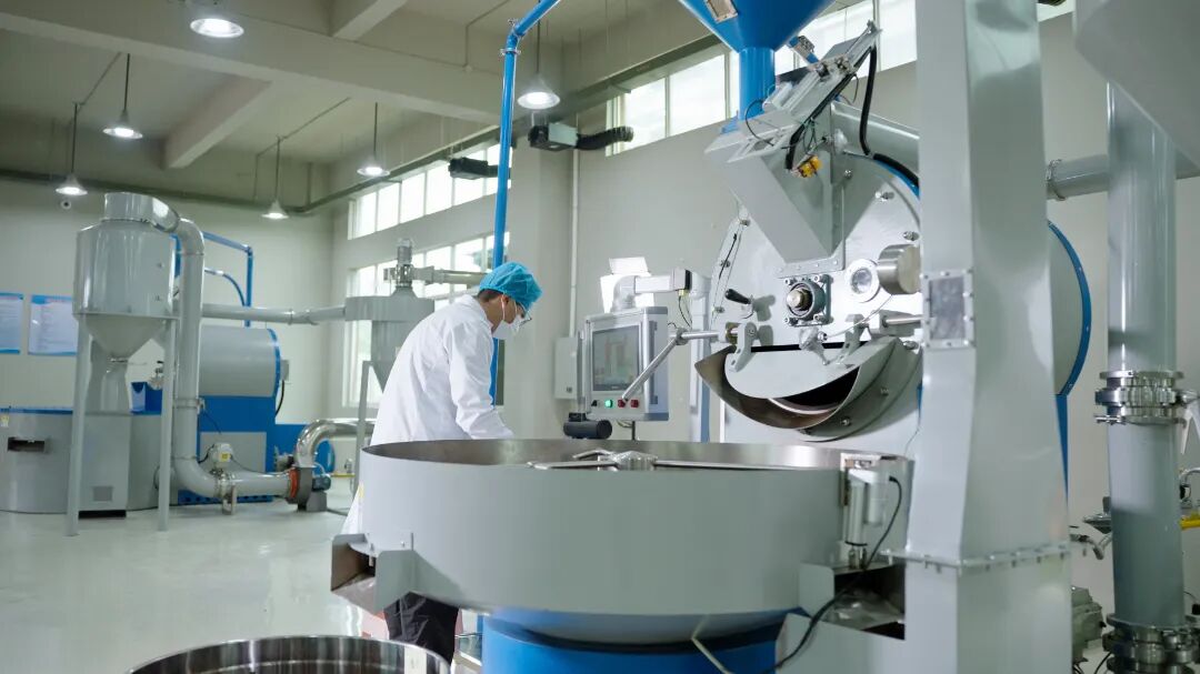 镇康南伞园区内,哈里咖啡公司员工正在车间进行咖啡精深加工烘焙。李凤泉 摄.jpg