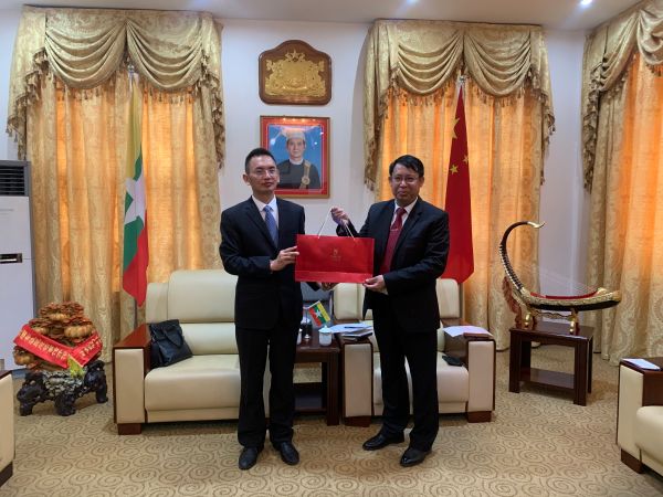 缅甸联邦共和国驻昆明总领事馆总领事彤昂觉(右)