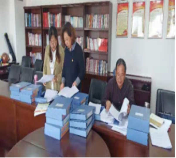 考核组在现场查阅材料
