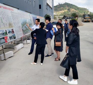 凤庆县副县长陈正华向专家组介绍核桃全产业链工作情况