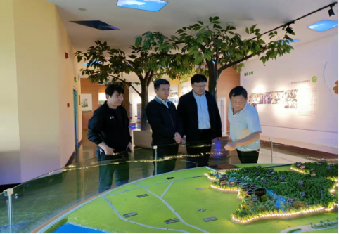 考察云南省热带作物科学研究所