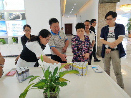 专家调研组在临沧庆丰核桃生物科技有限责任公司实地调研