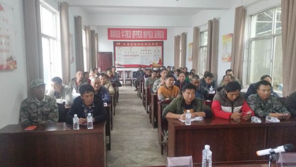 市中级人民法院、市检察院在白岩村宣讲
