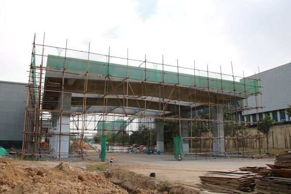 建设中的查验大棚.jpg