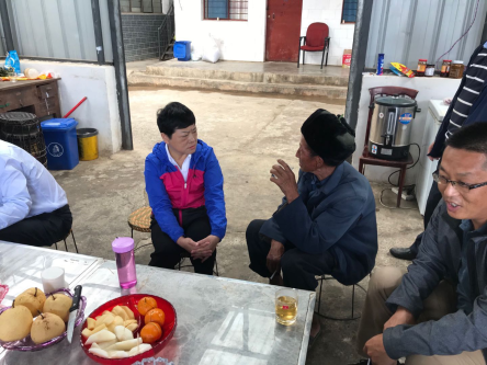与挂钩户困难党员座谈