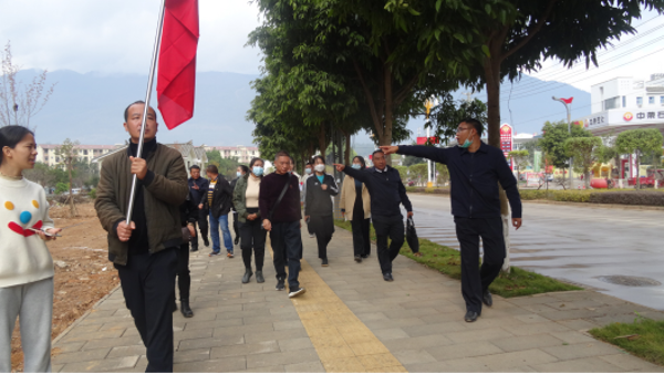 班子成员为大家介绍沿路的土地利用及规划情况