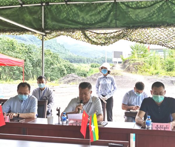 与滚弄区、清水河区、户板佤族自治州代表团在清水河口岸会谈