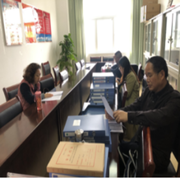 考核组在现场查阅材料