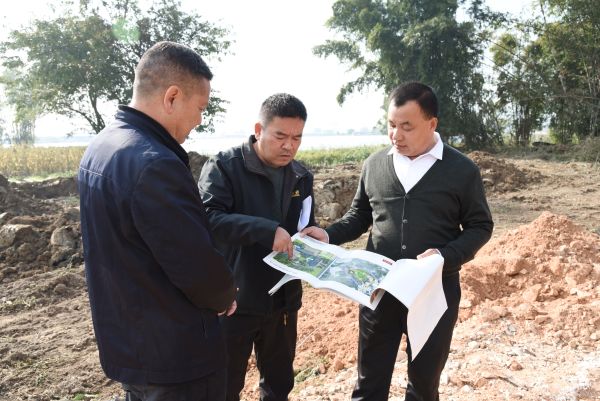 图四：徐绍武同志听取孟定镇罕宏村芒捧组民宿点建设情况介绍