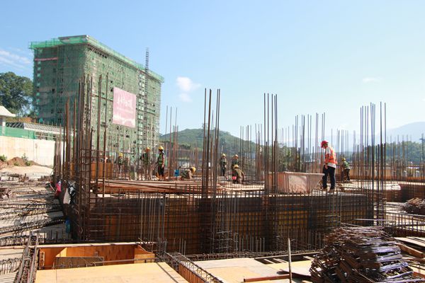 建设中的清水河棚户区安置点（一期）项目现场，建筑工人争分夺秒抢工期.jpg