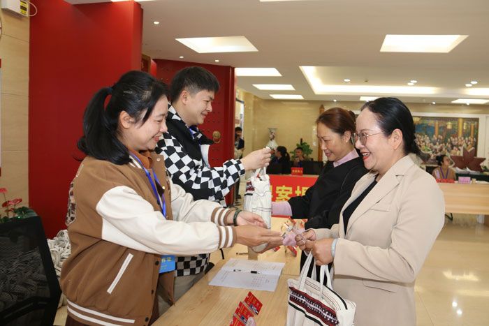 出席市政协五届四次会议的委员抵临报到