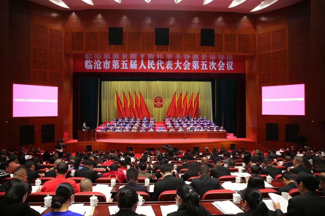 市五届人大五次会议在临隆重开幕 杜建辉 徐贤 杨宇 李银峰等在主席台就座 徐贤作政府工作报告 汤培远主持 
