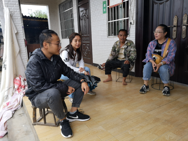 与挂钩户话家常