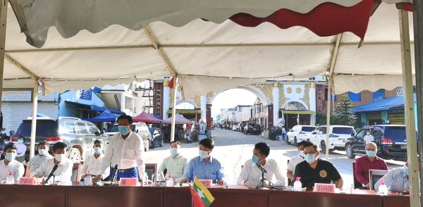 与果敢自治区领导委员会代表团在南伞口岸会谈 (2)
