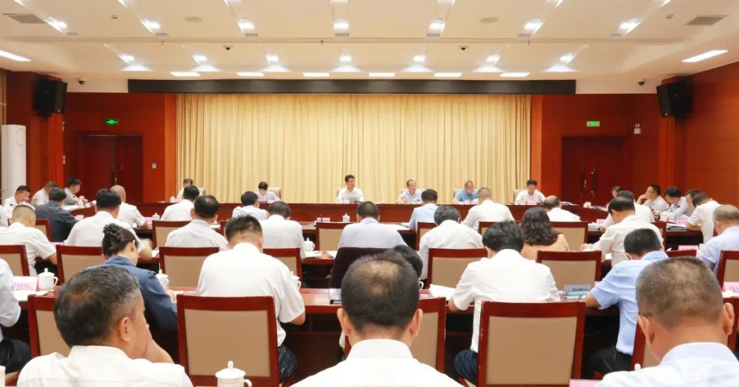 市政府党组理论学习中心组集中学习强调 扎实推进深入贯彻中央八项规定精神学习教育 营造干事创业良好氛围