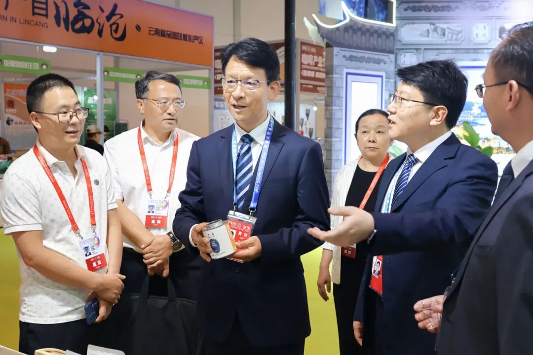 徐贤到临沧展区巡馆时要求 推动更多临沧品牌好物走出临沧走向世界