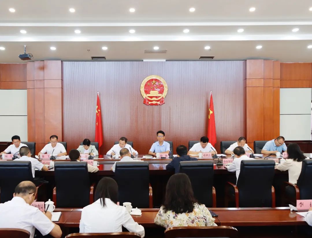 市政府党组理论学习中心组集中学习强调  深学细悟习近平经济思想  全力优环境拼经济促发展惠民生