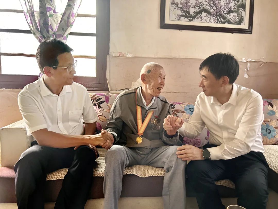 杜建辉徐贤走访慰问抗日战争时期及以前参加革命工作的老干部