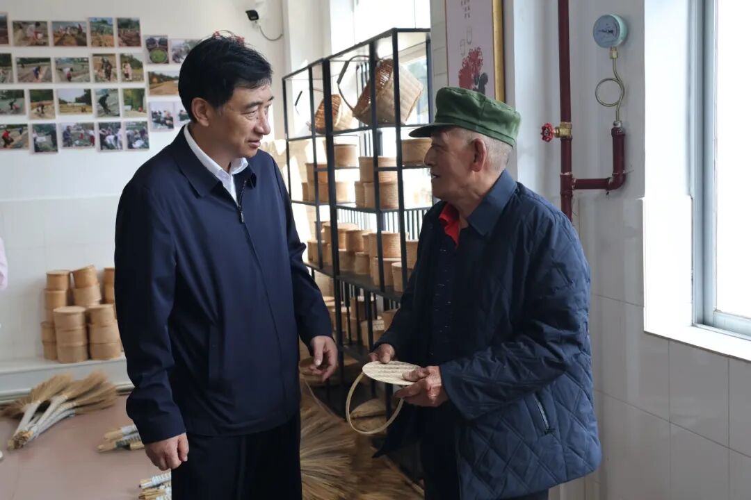 杜建辉徐贤开展重阳节走访慰问