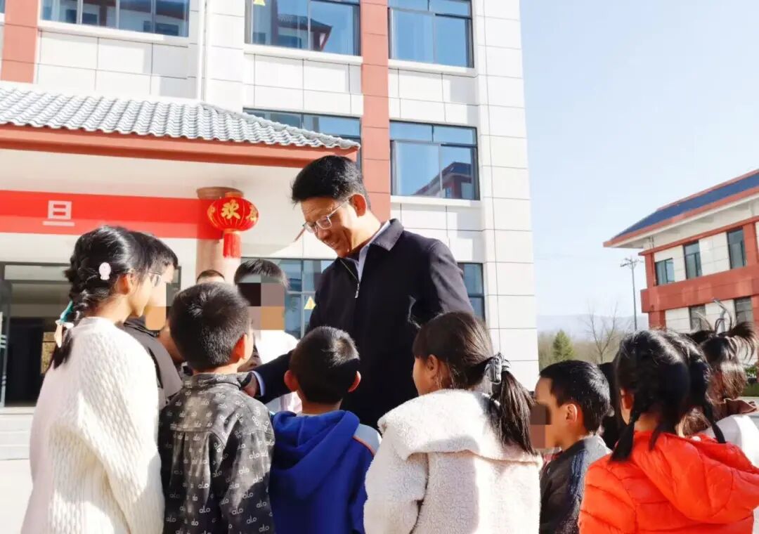 新年第一天，市长来到“一老一小”身边