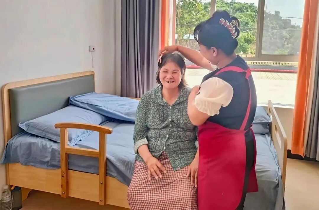 看望留守、困难老人 2.jpg